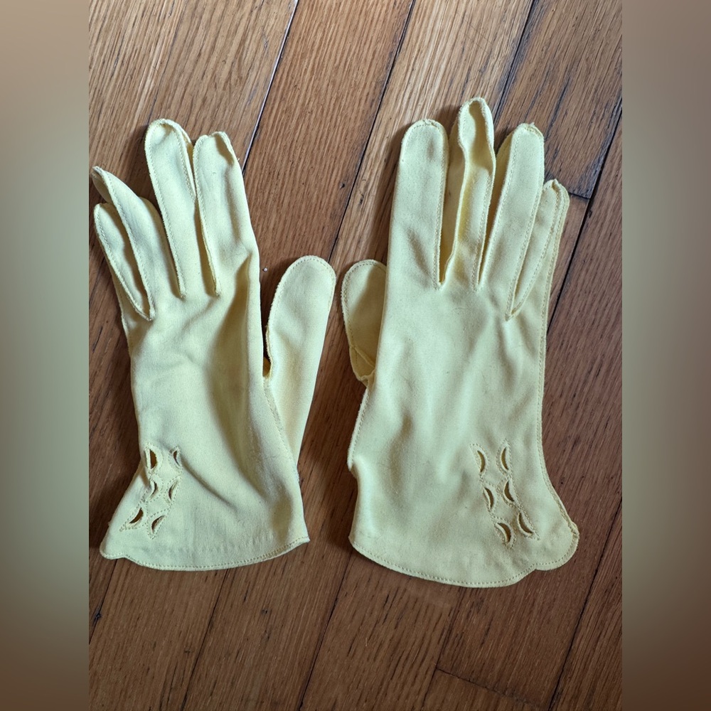 50s-60s Vintage Yellow Short Gloves - Picture 4 of 6